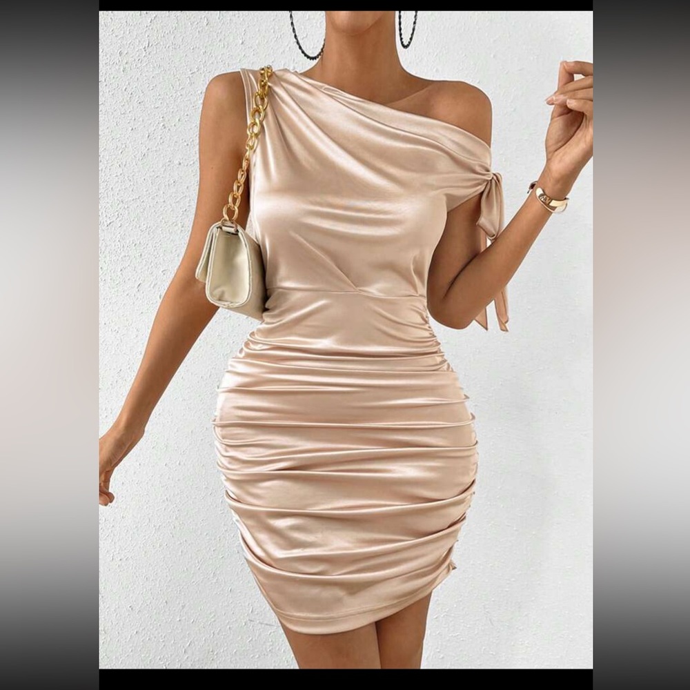 Cute satin body con dress.. comfortable beautiful champagne color